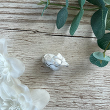 Load image into Gallery viewer, Misfit: Howlite Giraffe