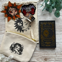 Load image into Gallery viewer, Jasmine's Chiffonjé: LE Kickstarter Tarot du crépuscule - Zapatrax