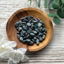 Load image into Gallery viewer, Ruby Kyanite Chips (50g)