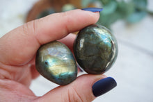Load image into Gallery viewer, Labradorite Cuddle