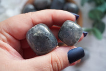 Load image into Gallery viewer, iolite Cuddle