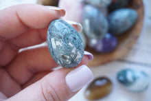Load image into Gallery viewer, Mini Crystal Egg