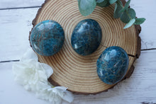 Load image into Gallery viewer, Apatite Palm