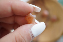 Load image into Gallery viewer, Tiny Flashy Sunstone Star
