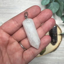 Load image into Gallery viewer, Point Pendant