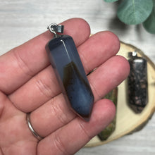 Load image into Gallery viewer, Point Pendant