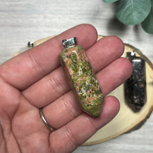 Load image into Gallery viewer, Point Pendant