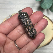 Load image into Gallery viewer, Point Pendant