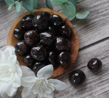 Load image into Gallery viewer, Garnet Cuddle