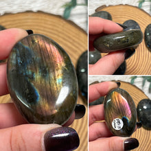 Load image into Gallery viewer, Labradorite Palmstone
