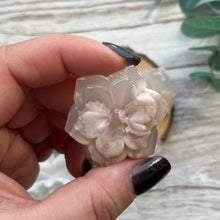 Load image into Gallery viewer, Small Flower Agate Flower
