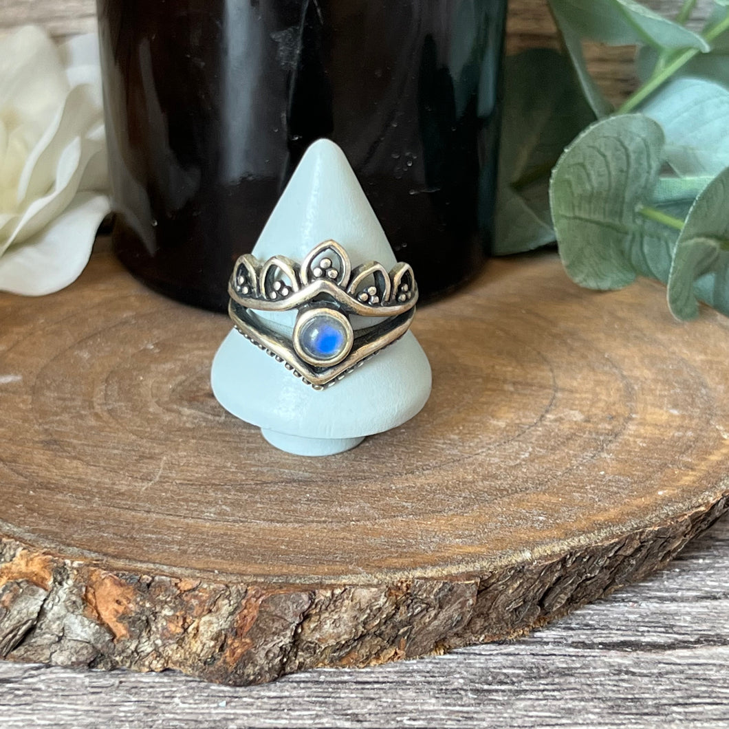 Jasmine's Chiffonjé: Labradorite Crown Ring