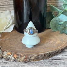 Load image into Gallery viewer, Jasmine&#39;s Chiffonjé: Labradorite Oval Ring
