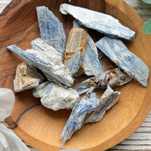 Load image into Gallery viewer, Raw Blue Kyanite Chips 50g
