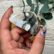 Load image into Gallery viewer, Bubble Ocean Jasper Cloud
